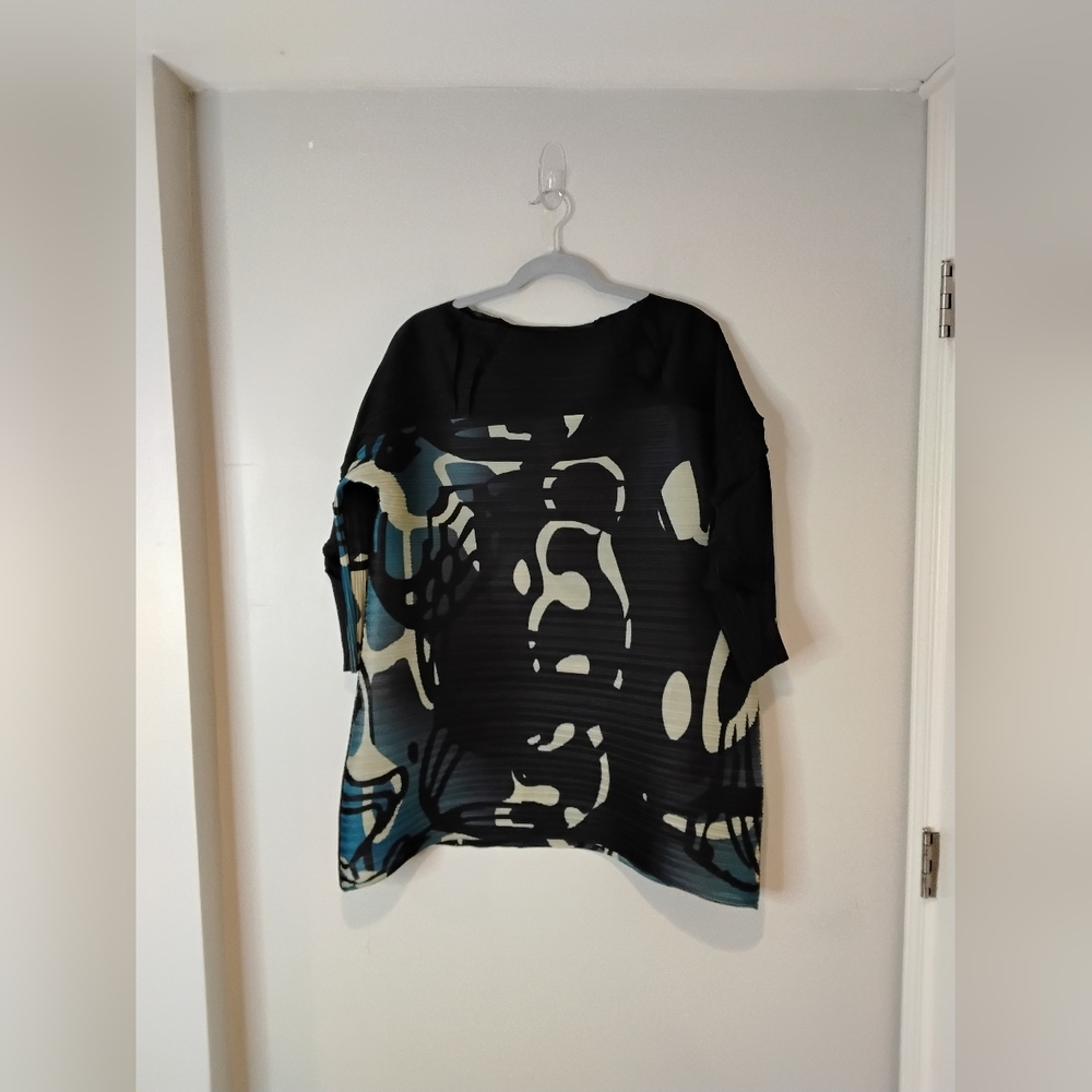 Black and White Boxy Graphic Blouse